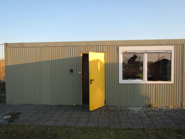 Rúður voru brotnar og salerni stífluð.