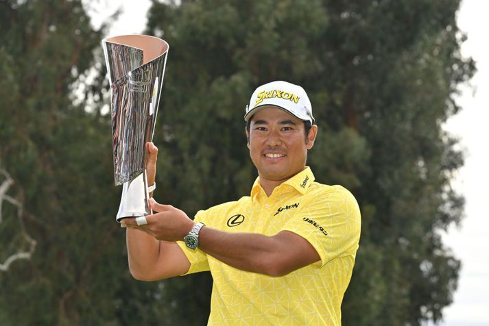 Hideki Matsuyama með verðlaunin eftir magnaðan sigur á The Genesis Invitational.