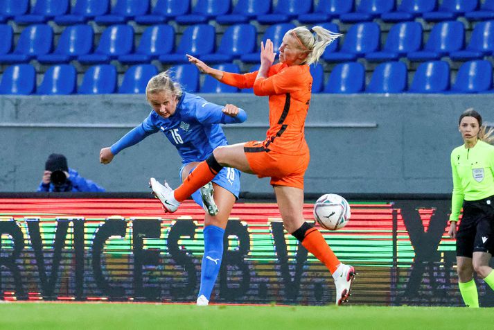 Alexandra Jóhannsdóttir spyrnir boltanum í leiknum við Holland í síðasta mánuði.