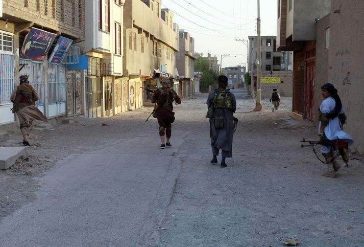 Nokkrar borgir í Afganistan eru undir miklum þrýstingi frá Talibönum.