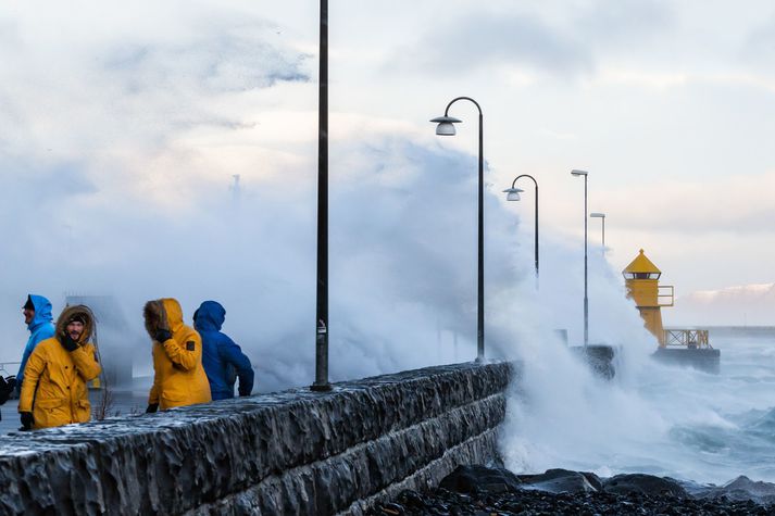 Veðurstofan hefur gefið út gular veðurviðvaranir fyrir morgundaginn á öllum vesturhluta landsins og miðhálendinu.