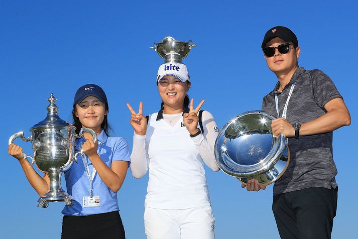 Jin Young Ko endaði tímabilið frábærlega á lokamótinu í fyrra og þurfti hjálp til að halda á öllum verðlaununum sínum eftir að hafa unnið Group Tour Championship mótið og tryggt sér titilinn kylfingur ársins.