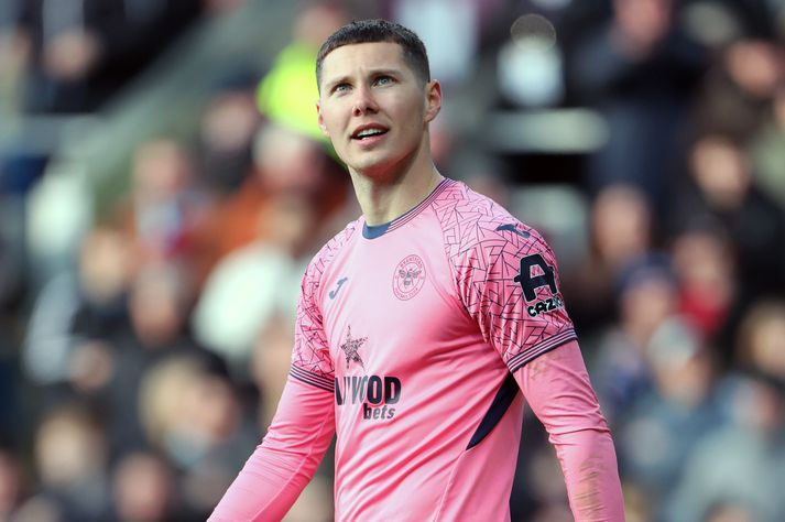 Hákon Rafn Valdimarsson og félagar í Brentford geta orðið áttunda og síðasta liðið til að tryggja sér sæti í átta liða úrslitum enska bikarkeppninnar. 