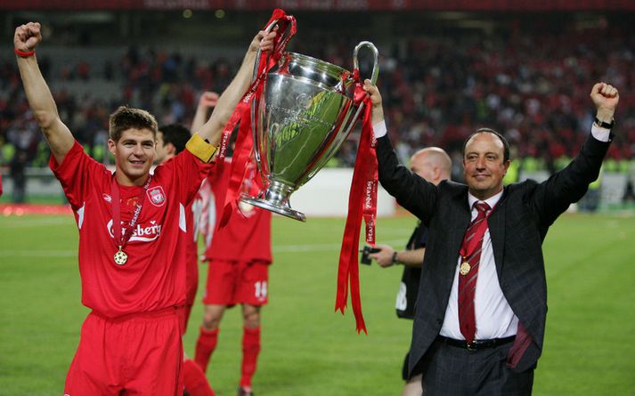 Steven Gerrard, fyrirliði Liverpool og knattspyrnustjórinn Rafael Benítez með Meistaradeildarbikarinn 2005.