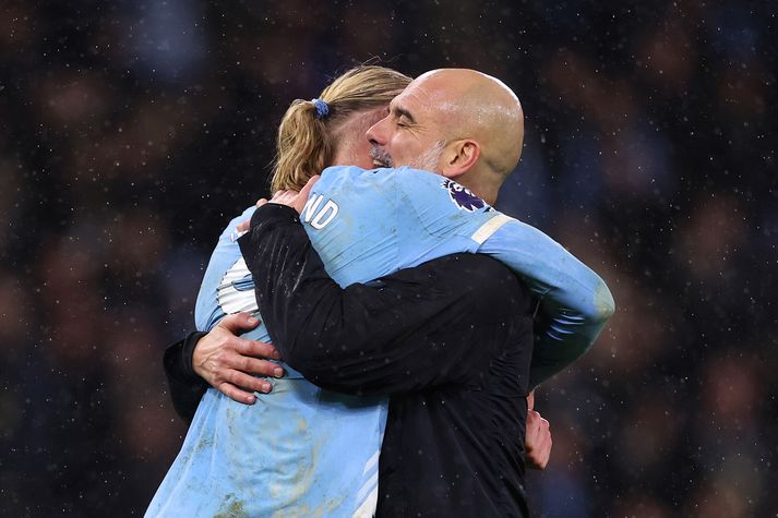Pep Guardiola faðmar Erling Haaland eftir sigur Manchester City gegn Newcastle í gær