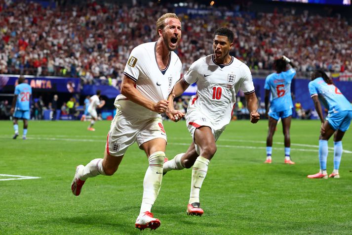 Harry Kane fagnar hér jöfnunarmarki sínu sem létti heldur betur pressuna af enska landsliðinu í þessum erfiða leik við Kongó.
