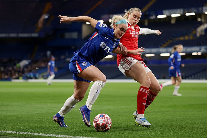 Ellie Carpenter með boltann á Stamford Bridge í einvíginu við Arsenal í 8-liða úrslitum Meistaradeildar Evrópu sem Chelsea tapaði naumlega.