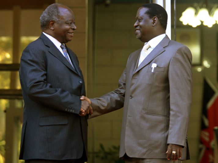 Kibaki og Odinga takast í hendur fyrir utan skrifstofur forsetans í Naíróbí.