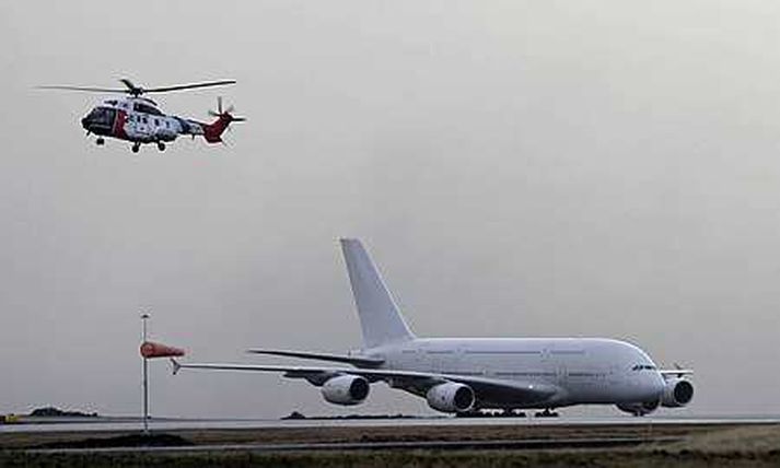 Airbus A380 risavélin á Keflavíkurflugvelli.