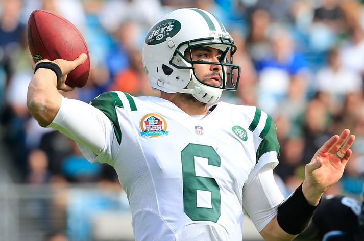 Mark Sanchez að senda boltann í leik með Jets.