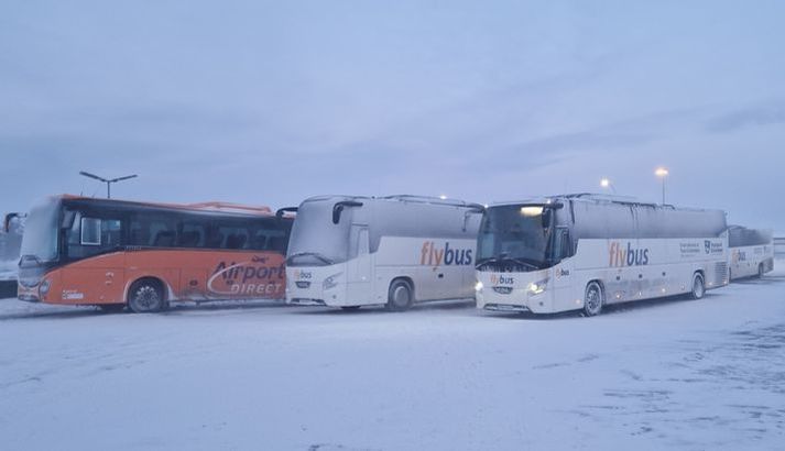 Víða á Suðvesturlandi eru vegir lokaðir vegna veðurs – hvass vinds og skafrennings.