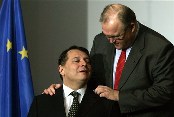 Persson ásamt Jiri Paroubek, forsætisráðherra Tékklands, við hópmyndatöku í Brussel í gær.