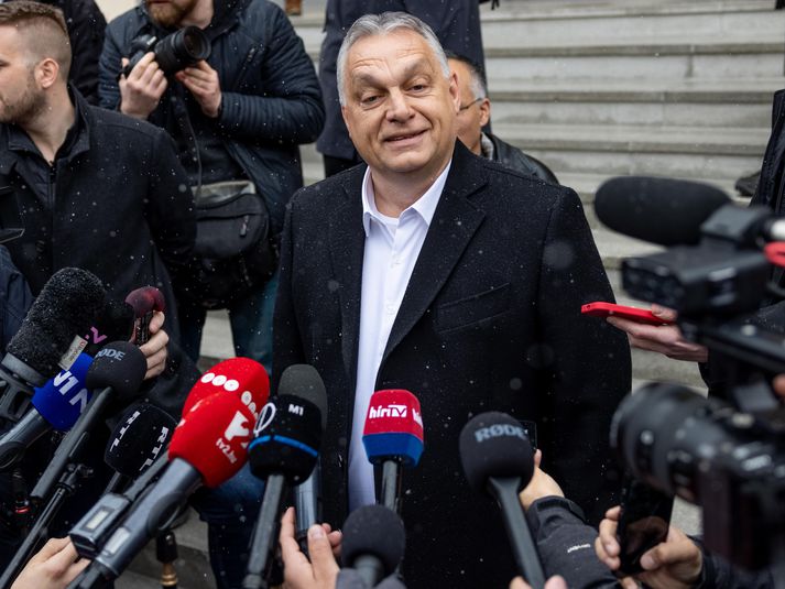 Viktor Orban var glaður að sjá þegar hann ávarpaði fjölmiðla eftir að hafa kosið í dag.