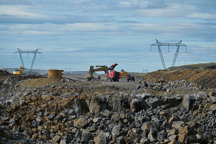 Framkvæmdir við undirbúning hófust að nýju í ágúst eftir stutt hlé.