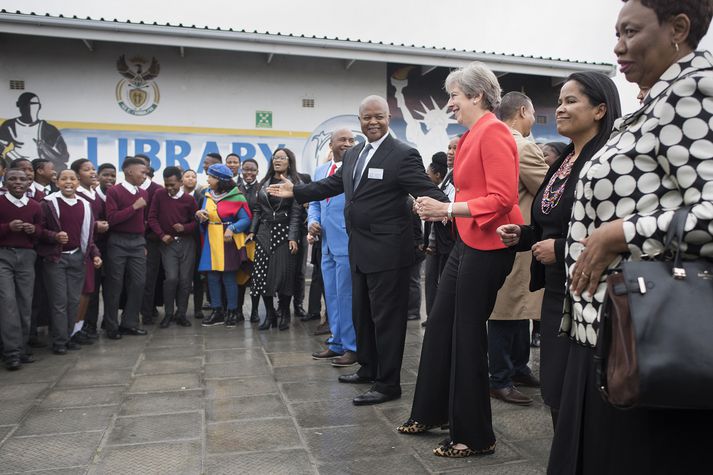 Theresa May dansar með börnunum.