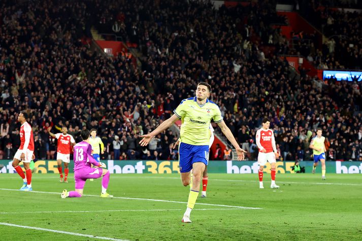 Ross Stewart fagnar marki sínu í kvöld 