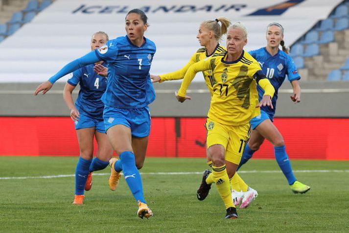 Sara Björk Gunnarsdóttir og Caroline Seger í leik Íslands og Svíþjóðar á Laugardalsvelli 2019.