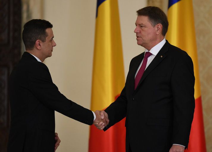 Sorin Grindeanu og Klaus Iohannis Rúmeníuforseti í gær.