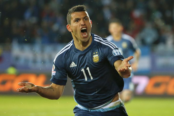 Sergio Agüero fagnar marki í leik með argentínska landsliðinu í Suður-Ameríkukeppninni.