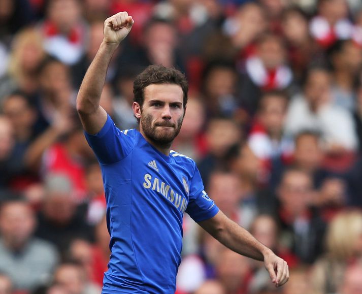 Juan Mata fagnar í leik með Chelsea.