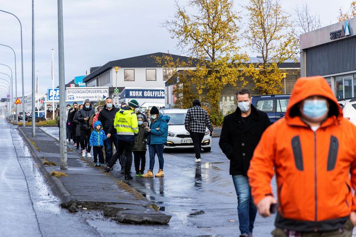 Beðið eftir skimun fyrir kórónuveirunni hjá heilsugæslunni á höfuðborgarsvæðinu. Nýsmituðum hefur fækkað á landinu síðustu daga.