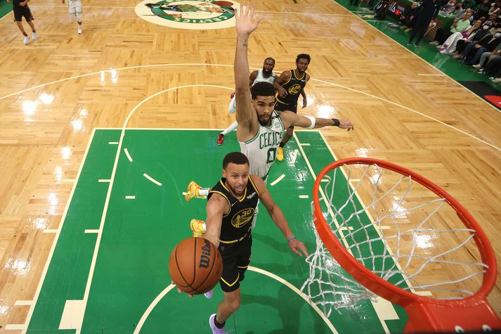 Stephen Curry og Jayson Tatum í háloftunum í fjórða leik Golden State og Boston Celtics. 