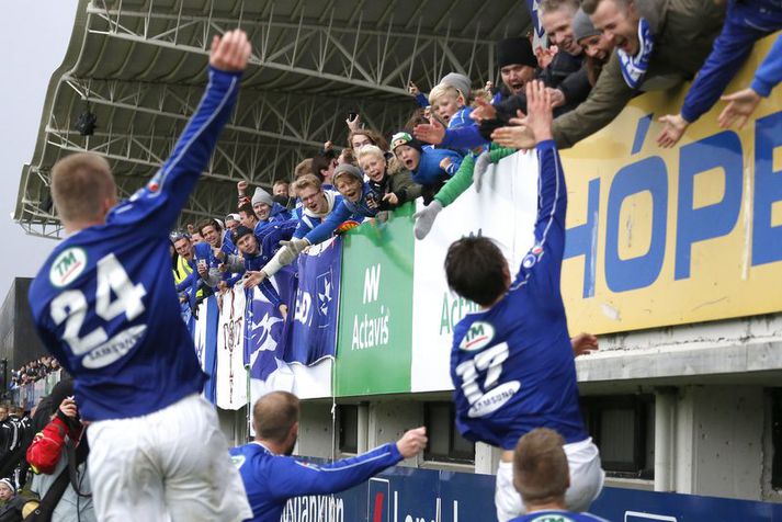 Stjörnumenn fagna hér Íslandsmeistaratitlinum með stuðningsmönnum sínum.
