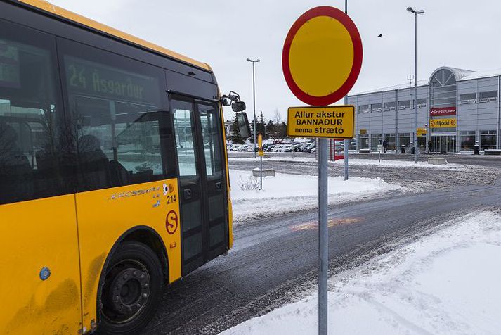 Vagn á ferð. Ferðaþjónusta fyrir fatlaða á höfuðborgarsvæðinu er mikið verkefni en samkvæmt því sem framkvæmdastjóri SSH segir eru daglega farnar 17 til 18 hundruð ferðir í kerfinu. Vandamál nái kannski til fimm prósenta umfangsins.