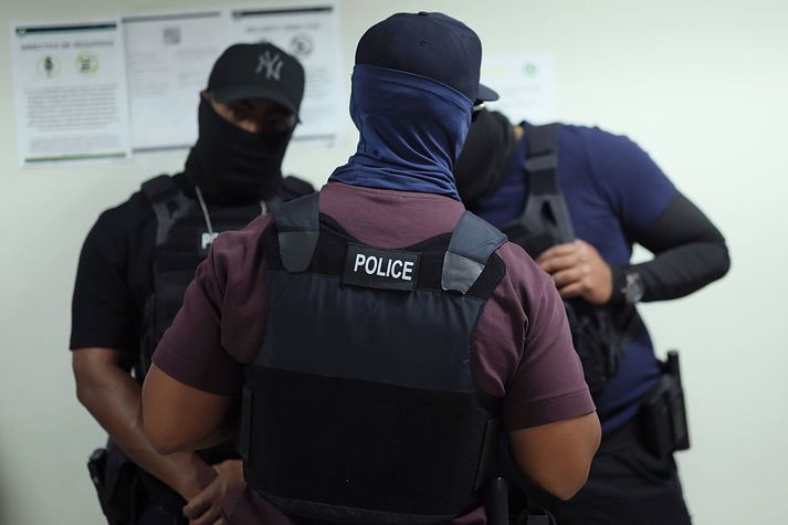 Útlendingayfirvöld hafa verið að mæta í dómsali og viðtöl til að handtaka einstaklinga hvers mál voru í lögbundnu ferli.