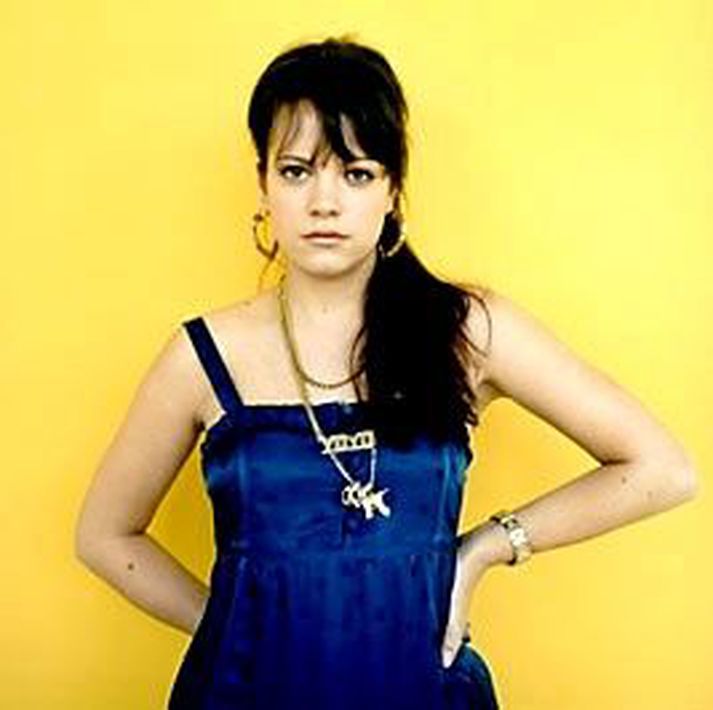 Lily Allen ekki nógu sátt með söngferil Paris Hilton.