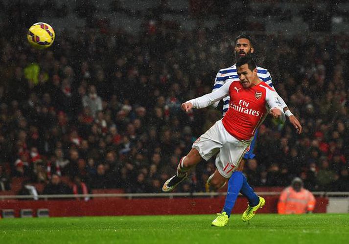 Alexis Sánchez kemur Arsenal yfir gegn QPR.