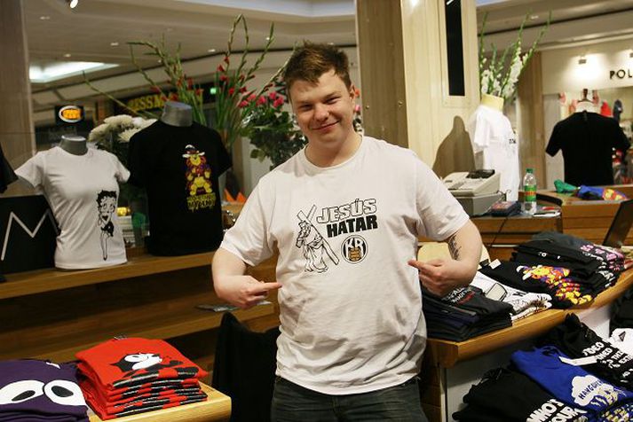 Magnús Valur Böðvarsson í stuttermabolnum með hinni umdeildu áletrun. Fréttablaðið/Rósa