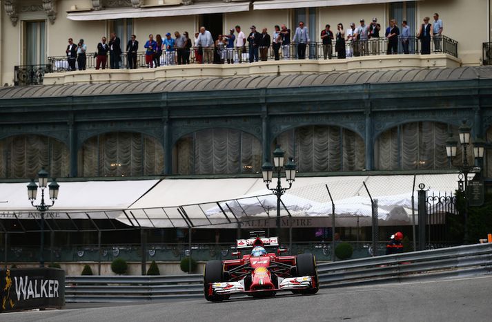 Alonso ekur um götur Mónakó í dag.