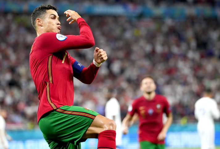 Cristiano Ronaldo fagnar einu af fimm mörkum sínum á Evrópumótinu.