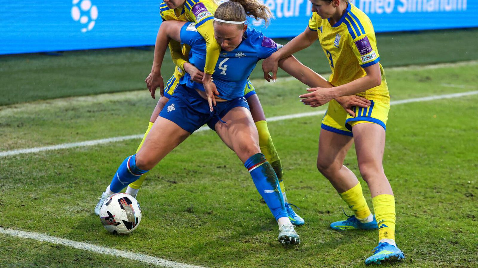 Stelpurnar okkar hálfa leið á HM með sigri