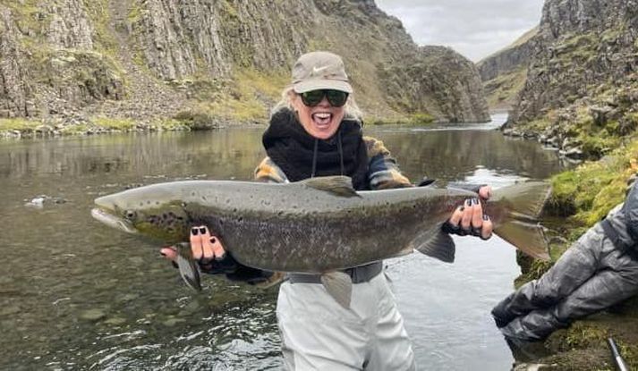 Þessi glæsilega hrygna veiddist í gær í Stóru Laxá í Bláhyl