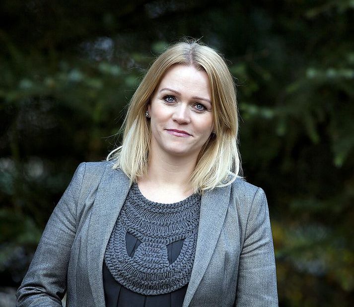 Katrín Júlíusdóttir segir að Guðlaugur Þór Þórðarson sé að gagnrýna fyrri ríkisstjórn fyrir að hafa brugðist við gagnrýni á lélegt eftirlitskerfi.