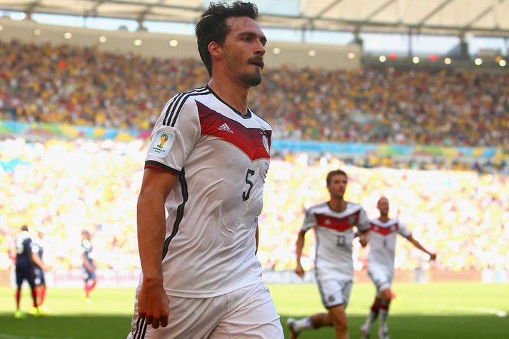 Mats Hummels fagnar marki sínu.