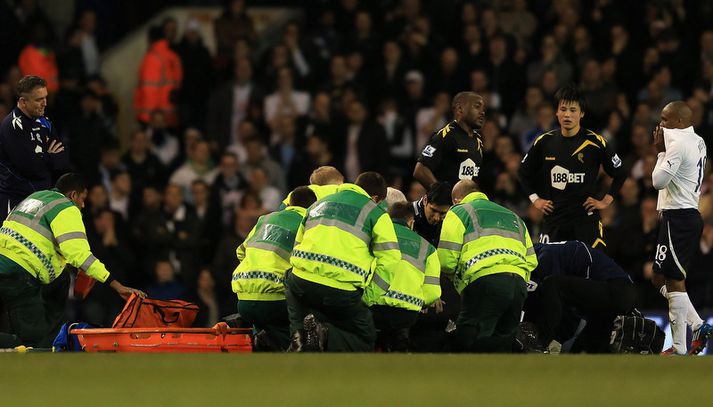 Fabrice Muamba, leikmaður Bolton, hneig niður í leik gegn Tottenham í ensku úrvalsdeildinni í vetur. Til allrar hamingju tókst að koma honum til bjargar þótt óvíst sé um frekari knattspyrnuiðkun hans.