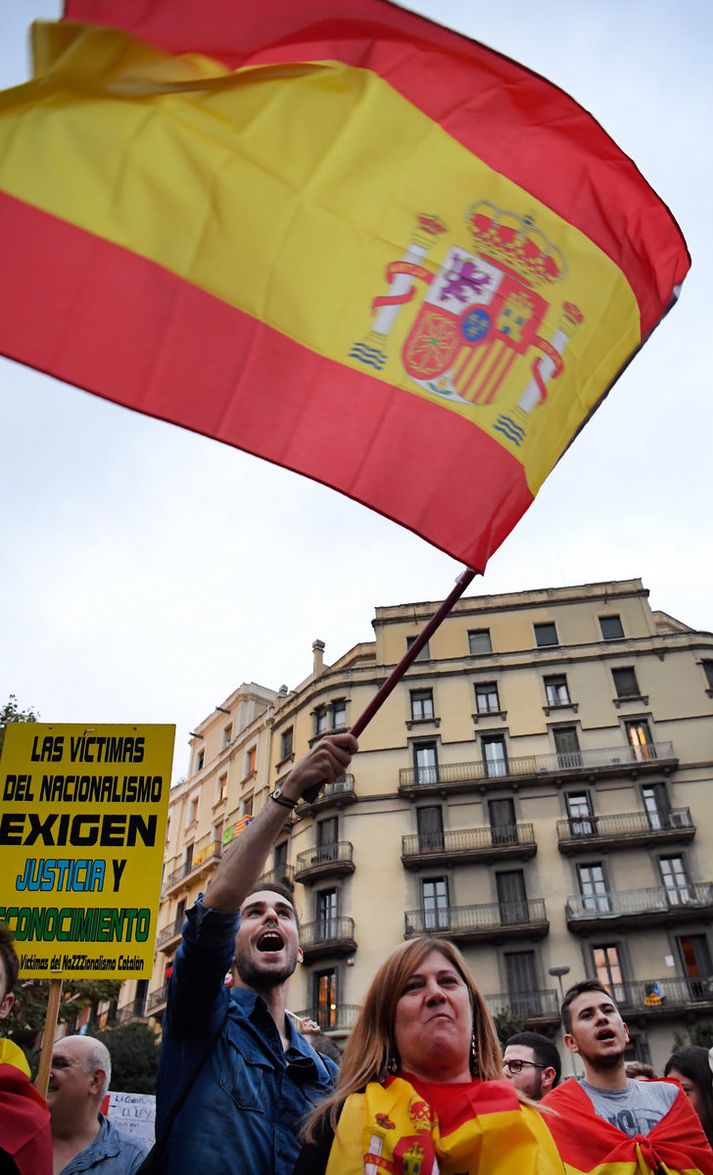 Ekki eru allir Katalónar á því að sjálfstæði sé góð hugmynd. Mótmælendur veifuðu spænskum fánum í Barcelona í gær.