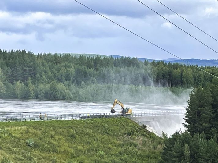 Grafa vinnur að því að styrkja stíflu í ánni Glommu við Braskereidfoss. Óttast er að stíflan bresti.