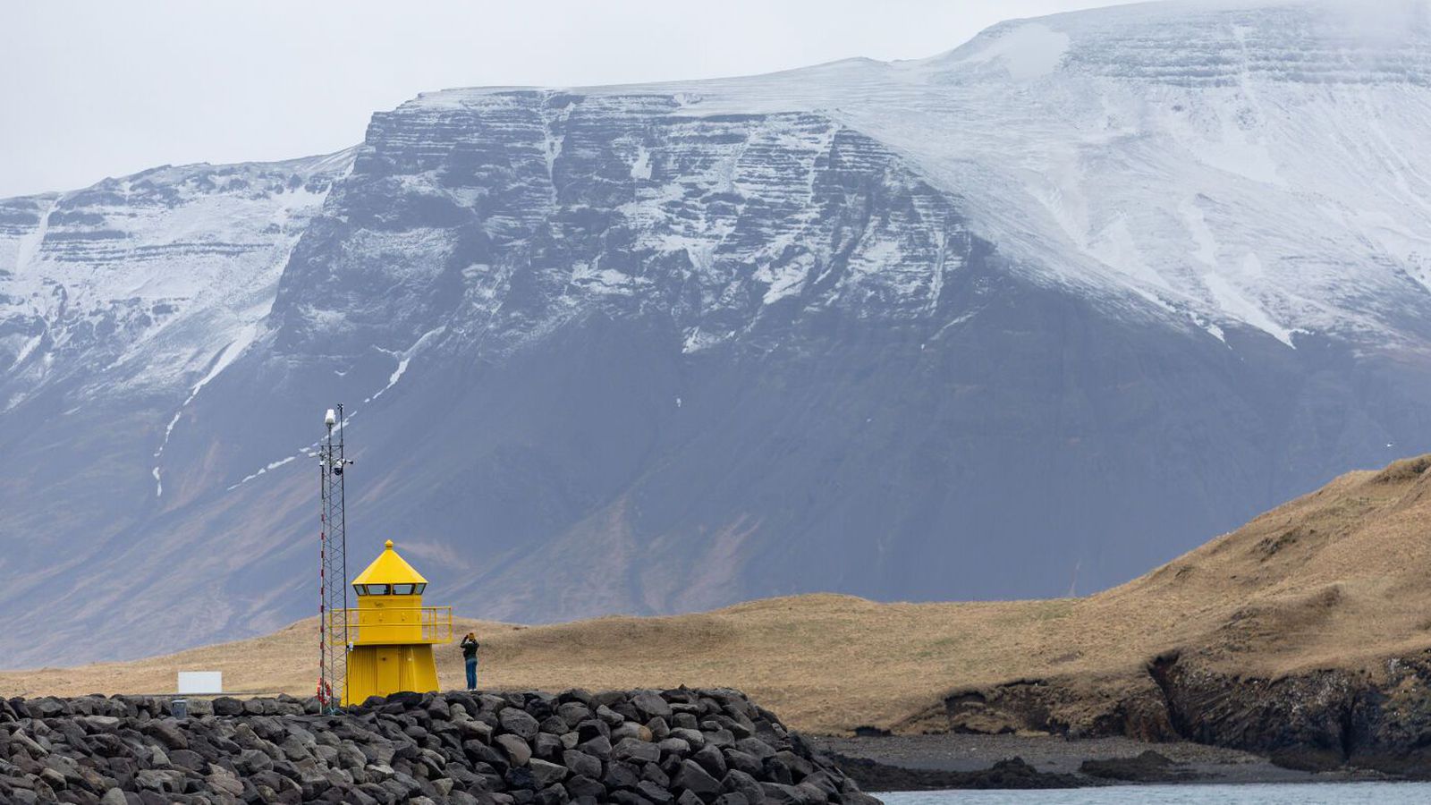 Gengur í suð­vestan stinnings­kalda með stöku skúrum eða éljum