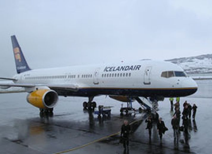 Boðsgestir Landsvirkjunar komu með Boeing 757 þotu Icelandair til Egilsstaða vegna hornsteinslagningar Kárahnjúkavirkjunar í stöðvarhúsinu í Fljótsdal í dag. Sannkallað vetrarveður tók á móti gestunum.