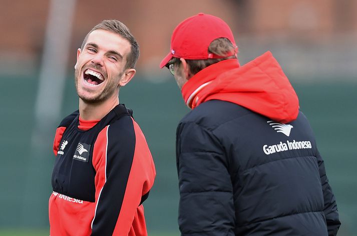Henderson bregður á leik með Klopp á æfingu.