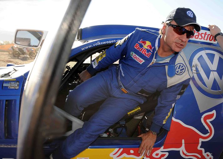 Carlos Sainz yfirgaf bíl sinn eftir að hafa keyrt útaf í Dakar rallinu. Hann var í forystu á Volkswagen