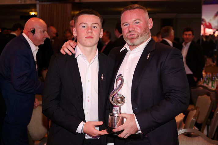  Kai Rooney með föður sínum Wayne Rooney á verðlaunahátíð.