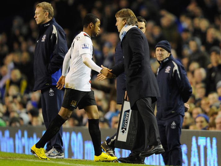 Roberto Mancini tekur hér Robinho útaf.