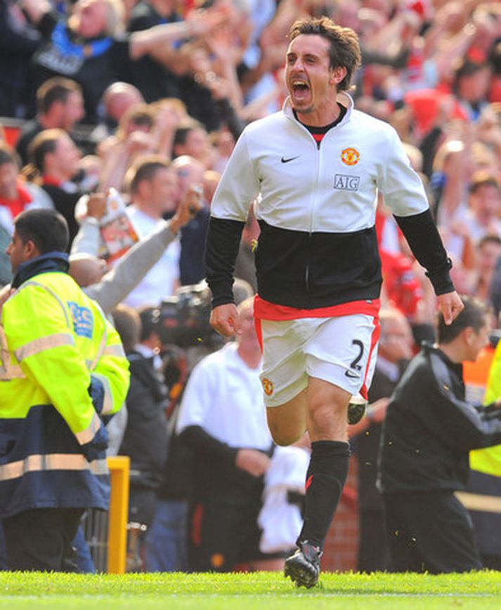 Gary Neville fagnar sigurmarki United með því að hlaupa í átt að stuðningsmönnum City.