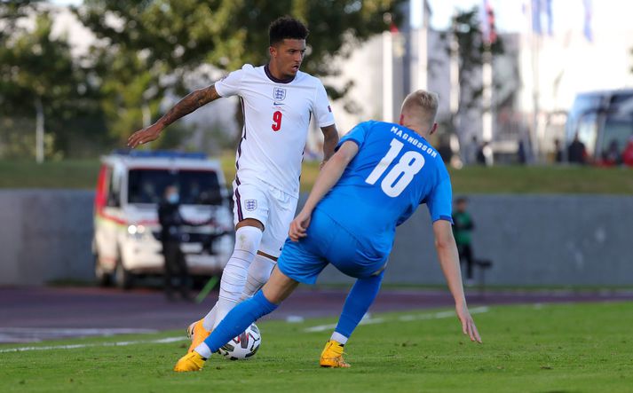 Jadon Sancho sækir að Herði Björgvini Magnússyni sem gekk vel að verjast enska kantmanninum.