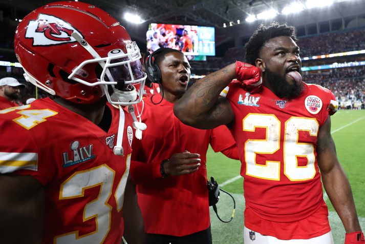 Damien Williams fagnar í treyjunni sinni í Super Bowl leiknum.